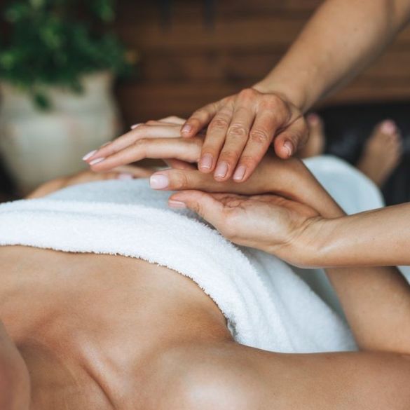 mujer recibiendo masaje en las manos